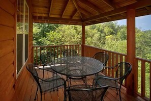 Outdoor dining - Too Tranquil For Words (Sevierville)