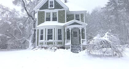 Private 1st Floor Studio in Victorian Home - Steps to LL Bean, Downtown Freeport