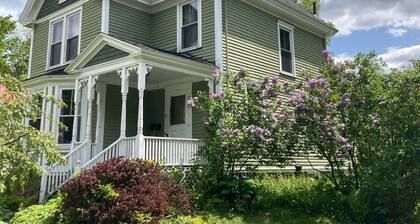 Private 1st Floor Studio in Victorian Home - Steps to LL Bean, Downtown Freeport