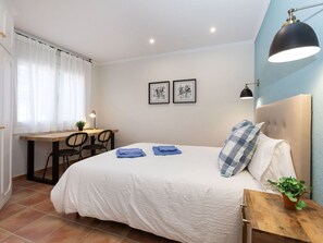 6 habitaciones, tabla de planchar con plancha y cuna de viaje 