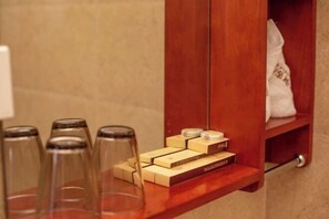 A wooden shelf with toiletries and a white towel in a hotel room. - Youke Susu Hotel (Guiding Yinzhai) (Guiding)
