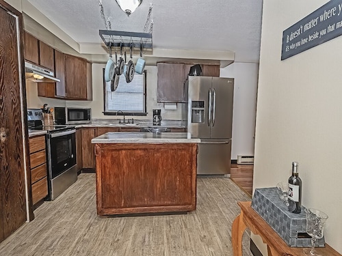 Level Laurel highlands house on 5 acres!