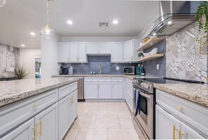 冰箱、微波炉、烤箱、炉灶