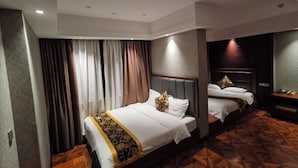 Une chambre d’hôtel avec deux lits, un plancher en bois et un design moderne.