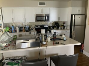 Four à micro-ondes, lave-vaisselle, grille-pain, mélangeur