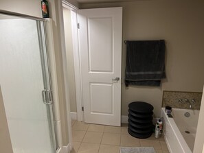 Combined shower/bathtub, towels, soap, toilet paper - 3 bedroom on the water resort like (Marina Del Rey)