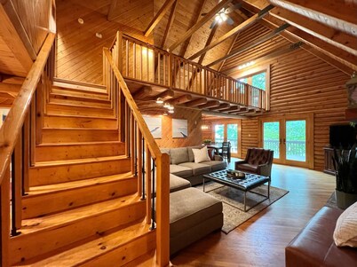 New Listing! Lakefront Cabin | Lake Norman | Sleeps 10 | Large Deck | Kayaks!