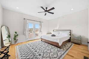 4 bedrooms, iron/ironing board, travel crib, free WiFi - Spacious & Quiet, 5 Min Walk to Main St, Rooftop Lounge! (Philadelphia)