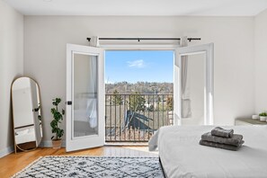 4 bedrooms, iron/ironing board, travel crib, free WiFi - Spacious & Quiet, 5 Min Walk to Main St, Rooftop Lounge! (Philadelphia)