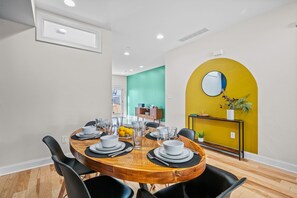 Dining - Spacious & Quiet, 5 Min Walk to Main St, Rooftop Lounge! (Philadelphia)