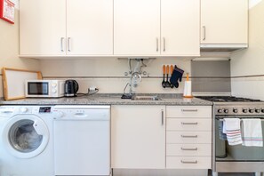 Fridge, oven, dishwasher, coffee/tea maker - Casa Encantada - Communal pool & garden, just a 5 minute walk to town centre (Carvoeiro)