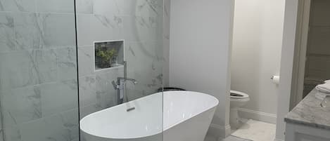 Chuveiro/banheira combinados, secador de cabelo, toalhas de banho