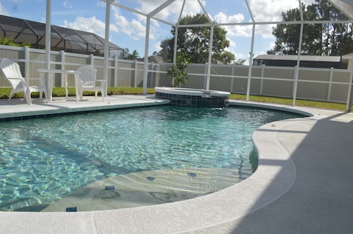 POOL HOME - SUN & BEACH-5-BED 3-BATH-COME RELAX AND ENJOY PALM COAST !!!