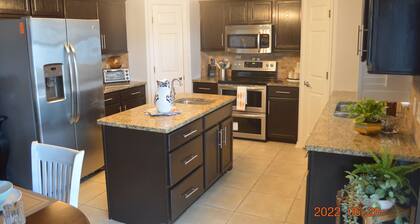POOL HOME - SUN & BEACH-5-BED 3-BATH-COME RELAX AND ENJOY PALM COAST !!!