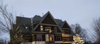 Your Fall Getaway awaits!  Family friendly, Modern, Beautiful views of the lake.