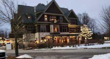Your Fall Getaway awaits! Family friendly, Modern, Beautiful views of the lake.