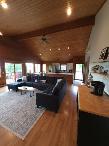 Close to Crystal Mountain, Family friendly, Modern, Beautiful views of the lake.