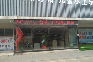 Fachada con un letrero que indica un precio de 888 yuanes por persona.