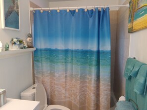 Combined shower/bathtub - Centrally located in the heart of Naples. Home away from home. Beautiful gardens (Naples)