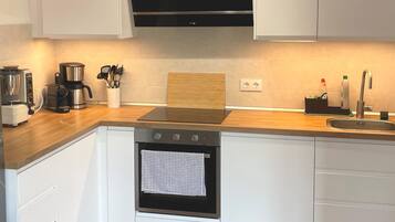 Een koelkast, een microgolfoven, een oven, een vaatwasser