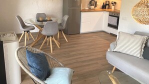 A compact living space with a dining area, kitchenette, and seating area. - Las flores 3A, Begur, Costa Brava (Begur)