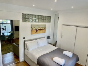 1 slaapkamer, een strijkplank/strijkijzer, wifi, beddengoed