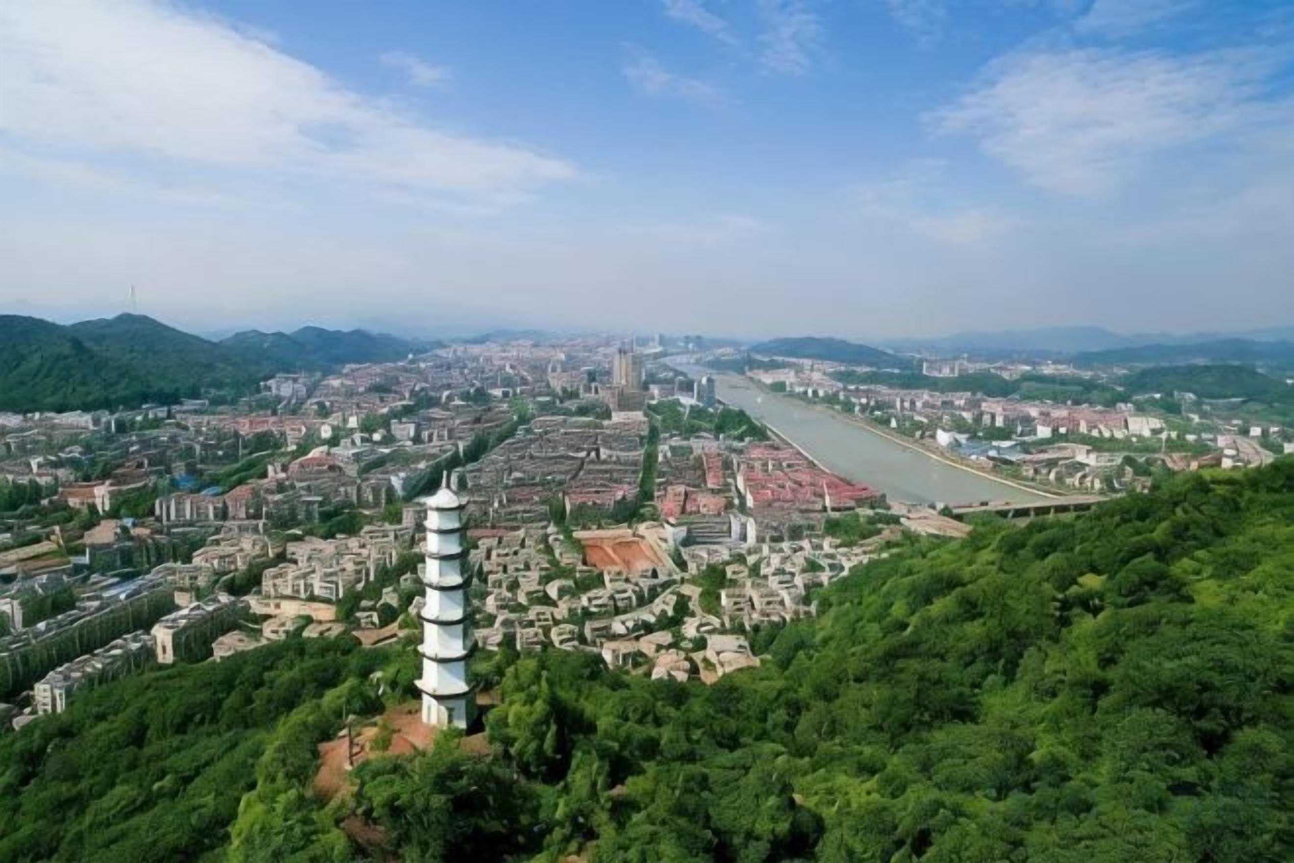 Una pagoda rodeada de vegetación exuberante y un paisaje urbano con un río.