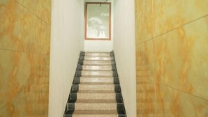 A marble staircase with a wooden door at the top. - OYO Quzhou Zhenxing Hotel (Quzhou)
