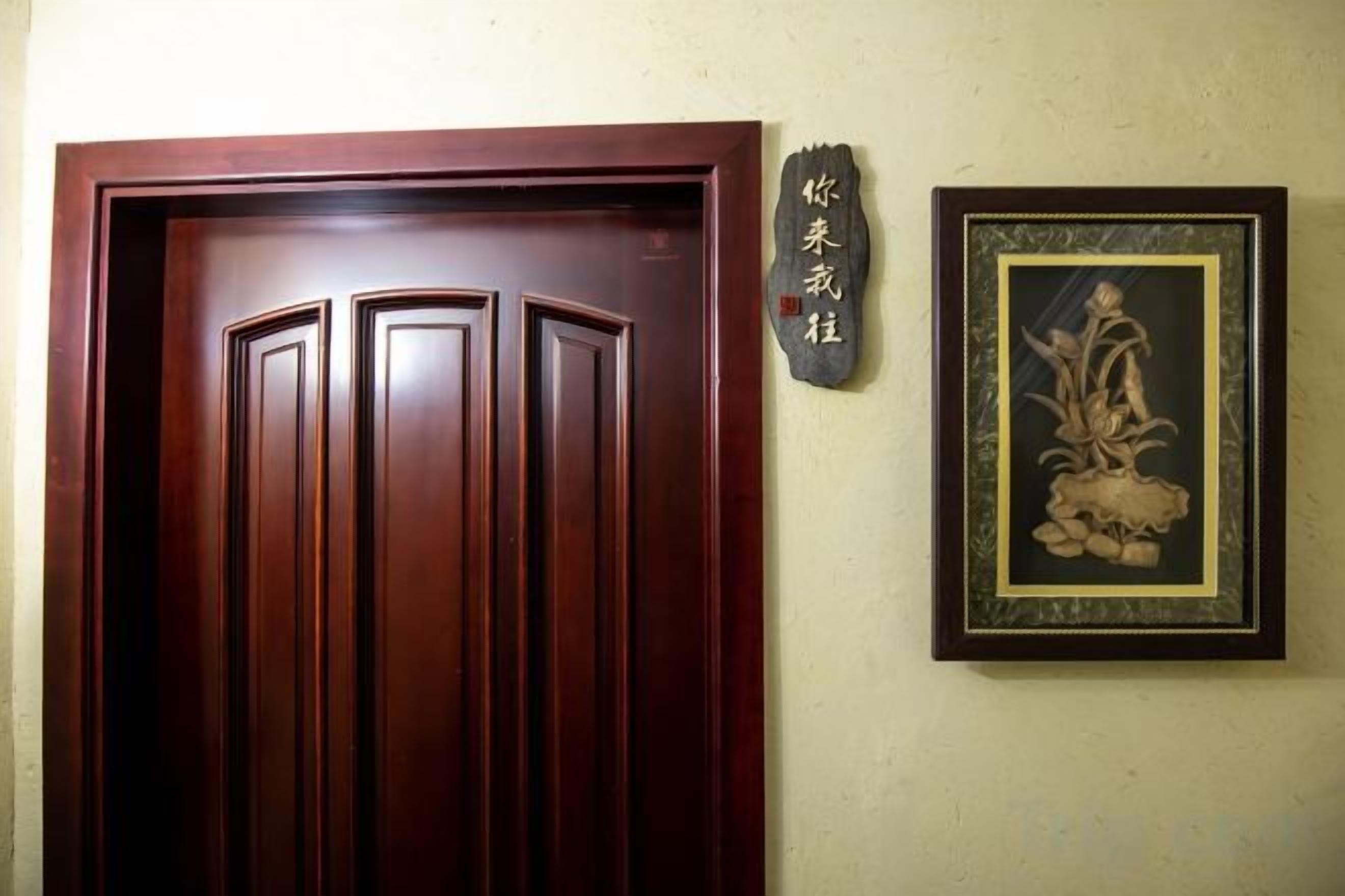 Une porte en bois et un tableau encadré accroché au mur.