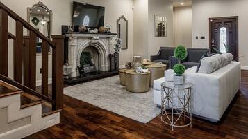 Réfrigérateur, four à micro-ondes, surface de cuisson, cafetière-théière