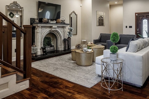 Kühlschrank, Mikrowelle, Herdplatte, Wasserkocher mit Kaffee-/Teezubehör