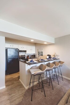 Fridge, microwave, oven, stovetop - Waterfront Condo 🏖️ Gorgeous View🚤 (Montgomery)
