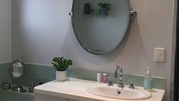 Badekar, hårtørrer, håndklæder, Sæbe