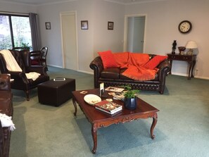 Smart TV - Bird Abode Accommodation in central Maryborough (Maryborough)