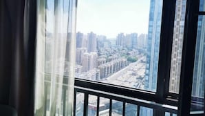 Un immeuble de grande hauteur offrant une vue sur le paysage urbain grâce à de grandes fenêtres.