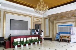 A lobby with a reception desk, a chandelier, a large screen, and a bulletin board. - Yiyi Sentiment Apartment Hotel (Bengbu)