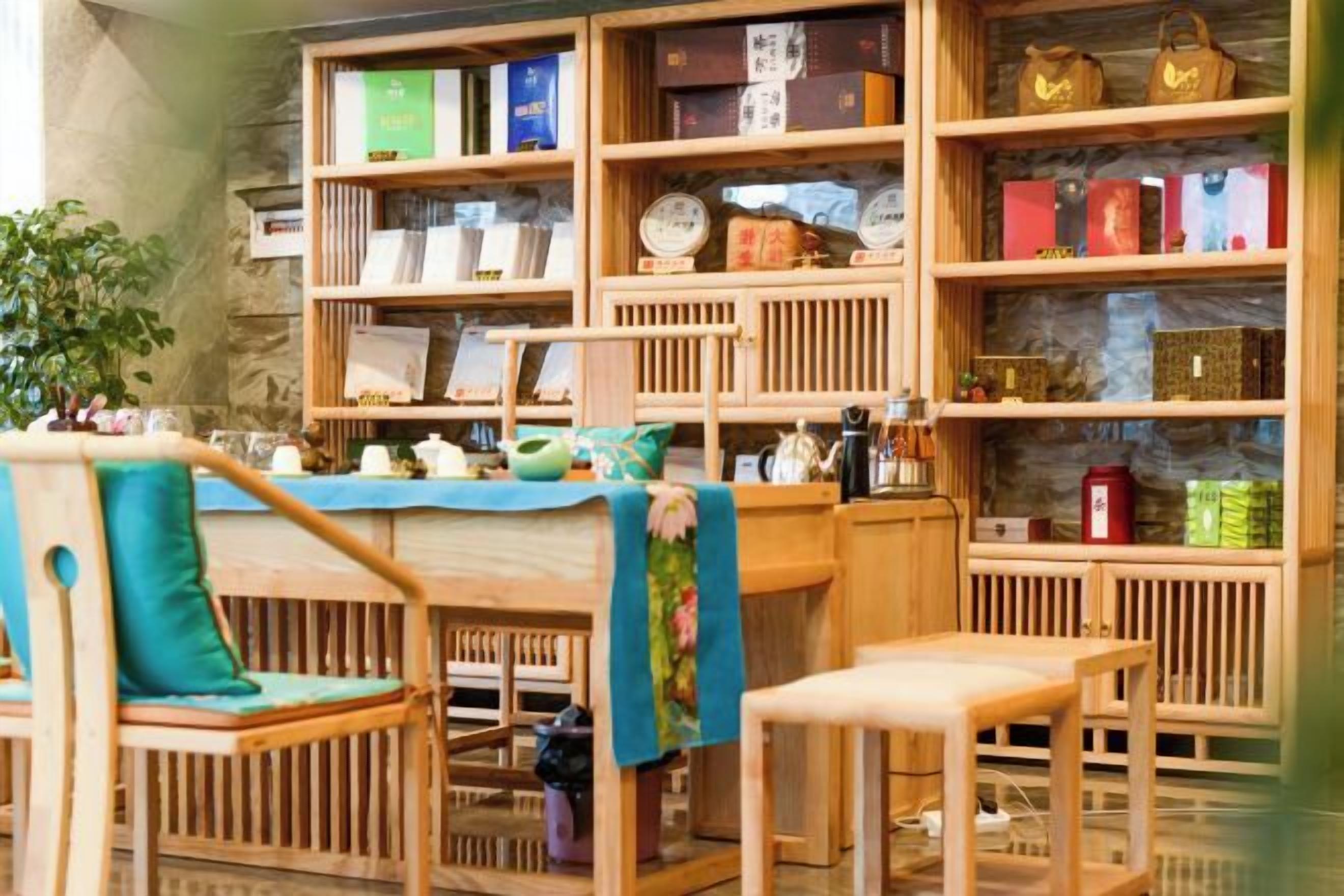 Una librería con estantes de madera y sillas.