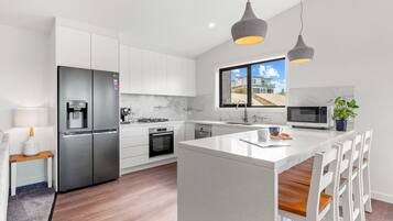 Refrigerador, microondas, horno y parrilla de estufa