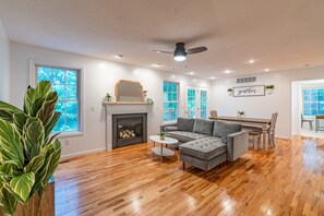 Smart TV, fireplace, video games, table football - Spacious 4BR gameroom, fire pit, large deck, stocked kitchen, workstations (McGaheysville)