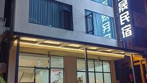 A hotel with large windows and a modern facade. - Jiahe Homestay (Emeishan Tourism Passenger Transport Center Baoguosi Station) (Emeishan City)
