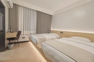 Jiahe Homestay (Emeishan Tourism Passenger Transport Center Baoguosi Station)