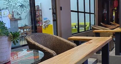 Jiahe Homestay (Emeishan Tourism Passenger Transport Center Baoguosi Station)