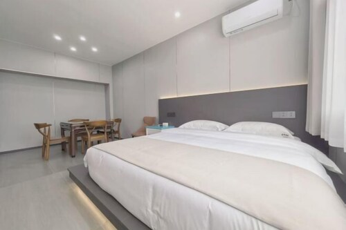 Jiahe Homestay (Emeishan Tourism Passenger Transport Center Baoguosi Station)