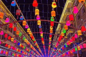 Un couloir doté de plusieurs niveaux de balcons, chacun étant agrémenté de lanternes colorées suspendues.