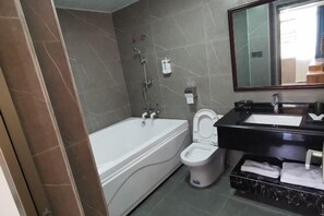 Un baño moderno con bañera, inodoro y lavamanos.
