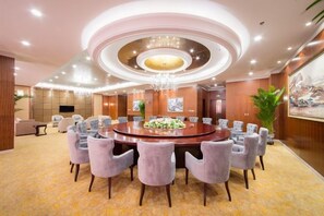 A conference room with a round table, chairs, and a chandelier. - Petroleum Science & Technology Communication Center (Beijing)