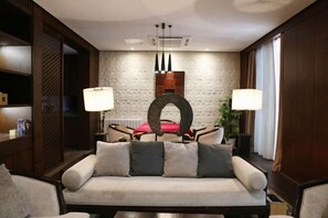 A modern living room with a sofa, two lamps, a fireplace, and a decorative arch. - Nanchang Qinyuan Villa (Nanchang)