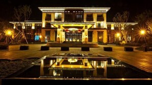 A hotel with a central courtyard and a reflective pool. - Nanchang Qinyuan Villa (Nanchang)