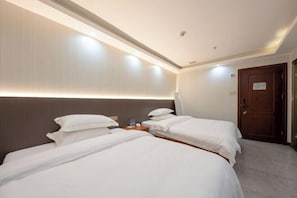 A hotel room with two single beds, a wooden headboard, a nightstand with a lamp, and a door with a sign. - Shenzhen Haoyoulai Hotel (Dongmen Pedestrian Street Hubei Subway Station) (Shenzhen)