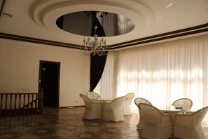 Un sauna, una bañera de hidromasaje, baño turco, baño turco/hammam